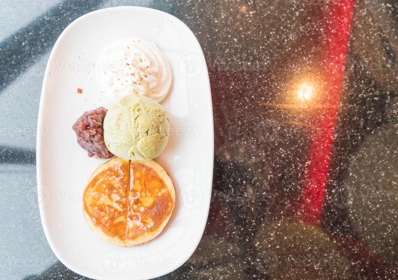 Grüntee-Eis mit Pfannkuchen, roten Bohnen und Schlagsahne - Dessert foto