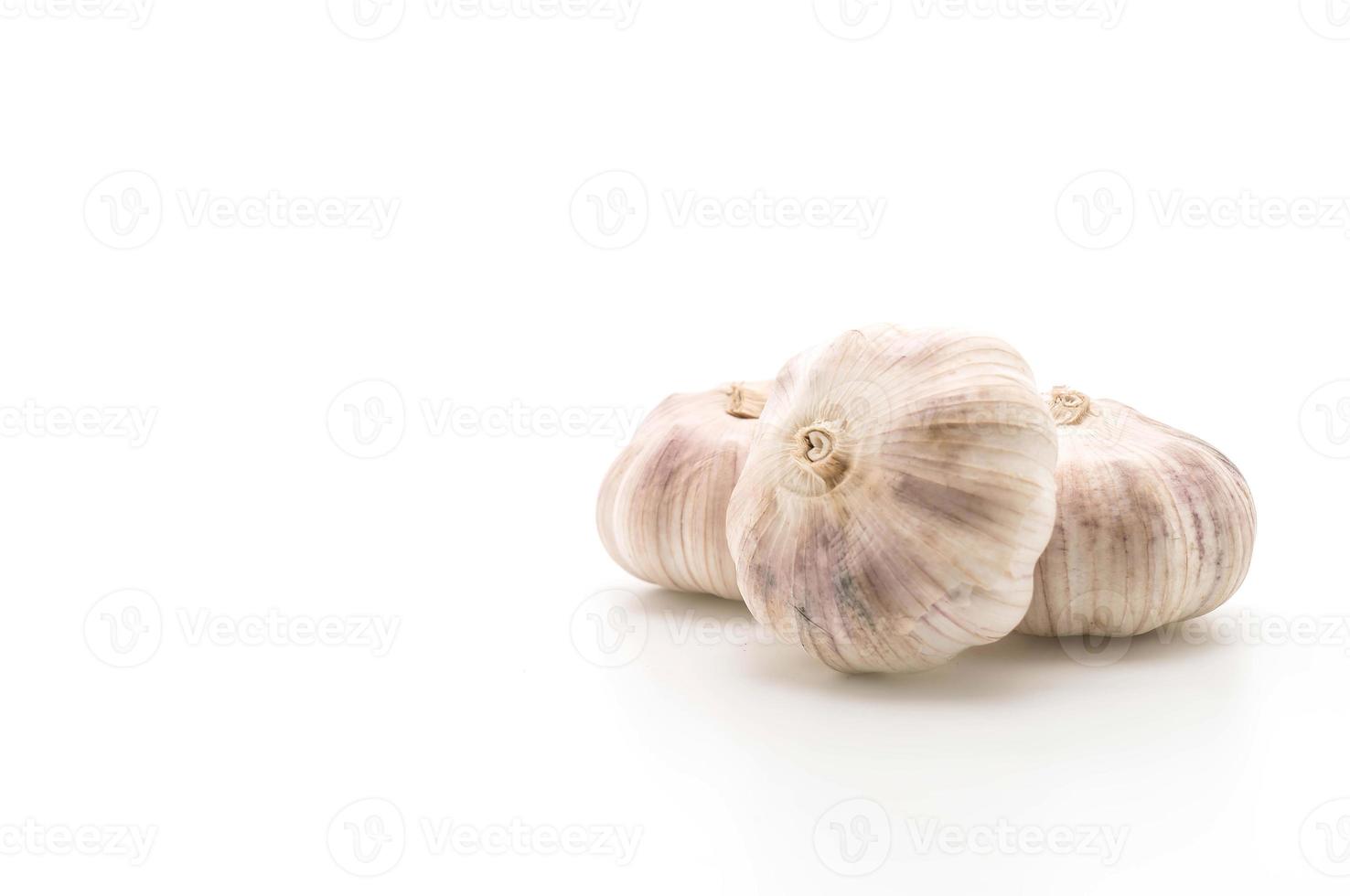 frischer Knoblauch auf weißem Hintergrund foto