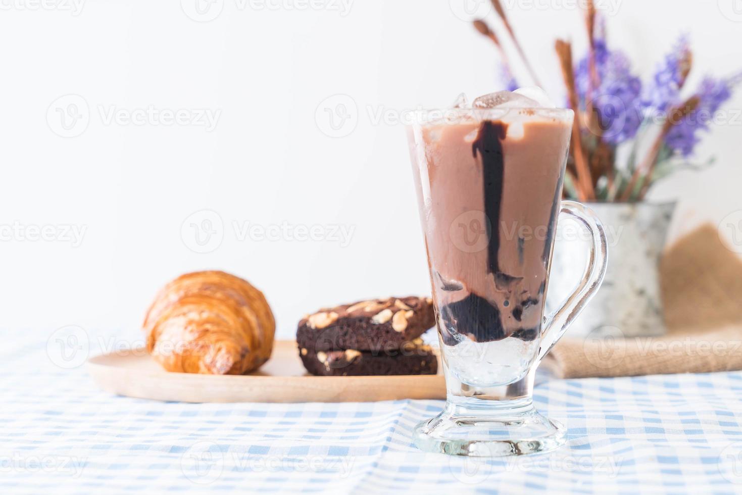 Eisschokolade auf dem Tisch foto