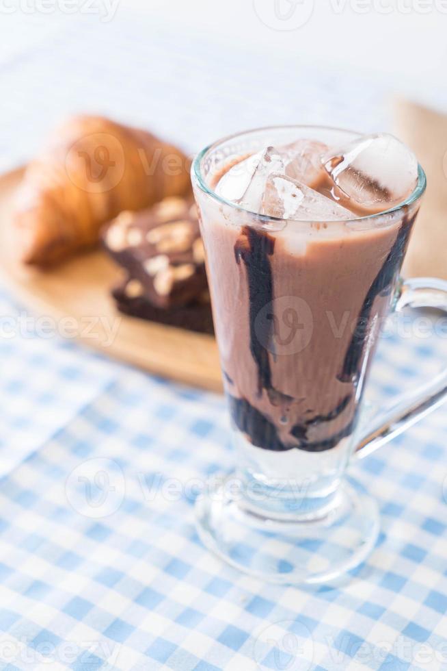 Eisschokolade auf dem Tisch foto