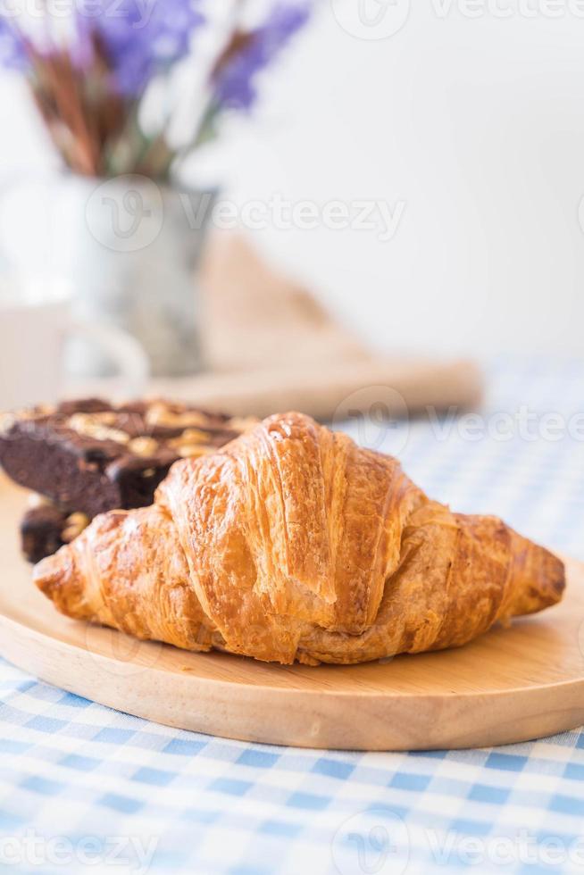 Croissant und Brownies auf dem Tisch foto