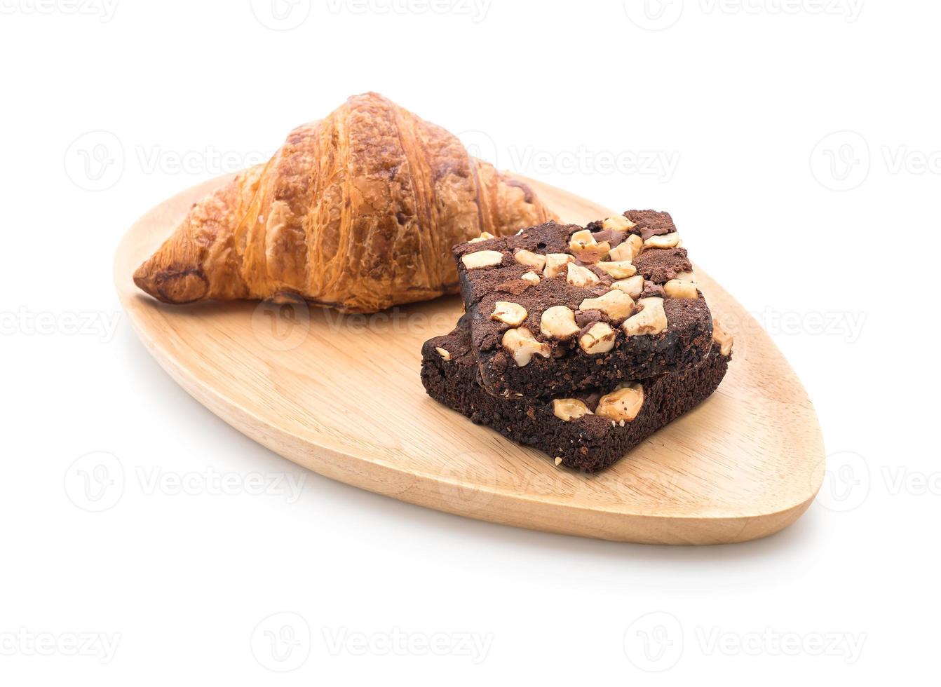 Croissant und Brownies auf dem Tisch foto