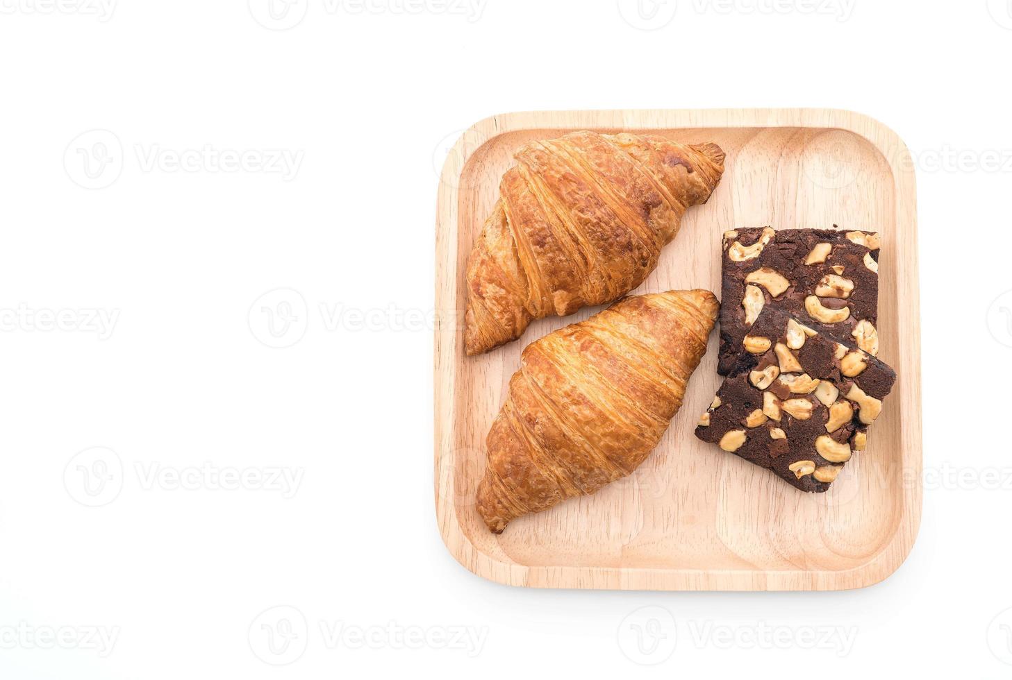 Croissant und Brownies auf dem Tisch foto