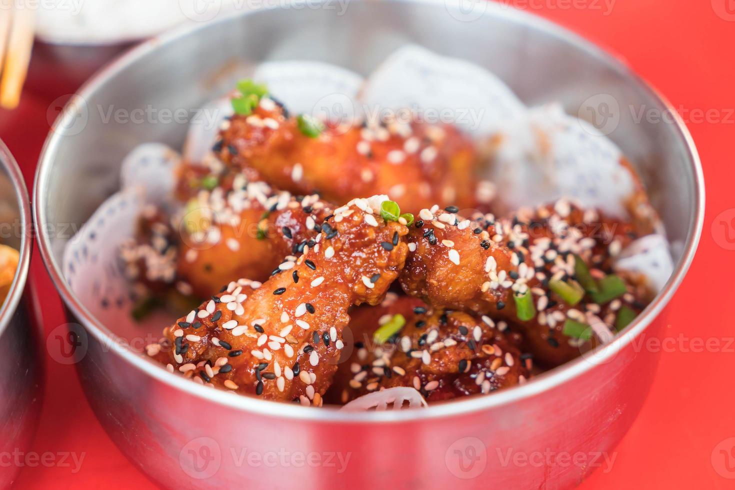 gebratenes Hähnchen nach koreanischer Art in einer Schüssel foto