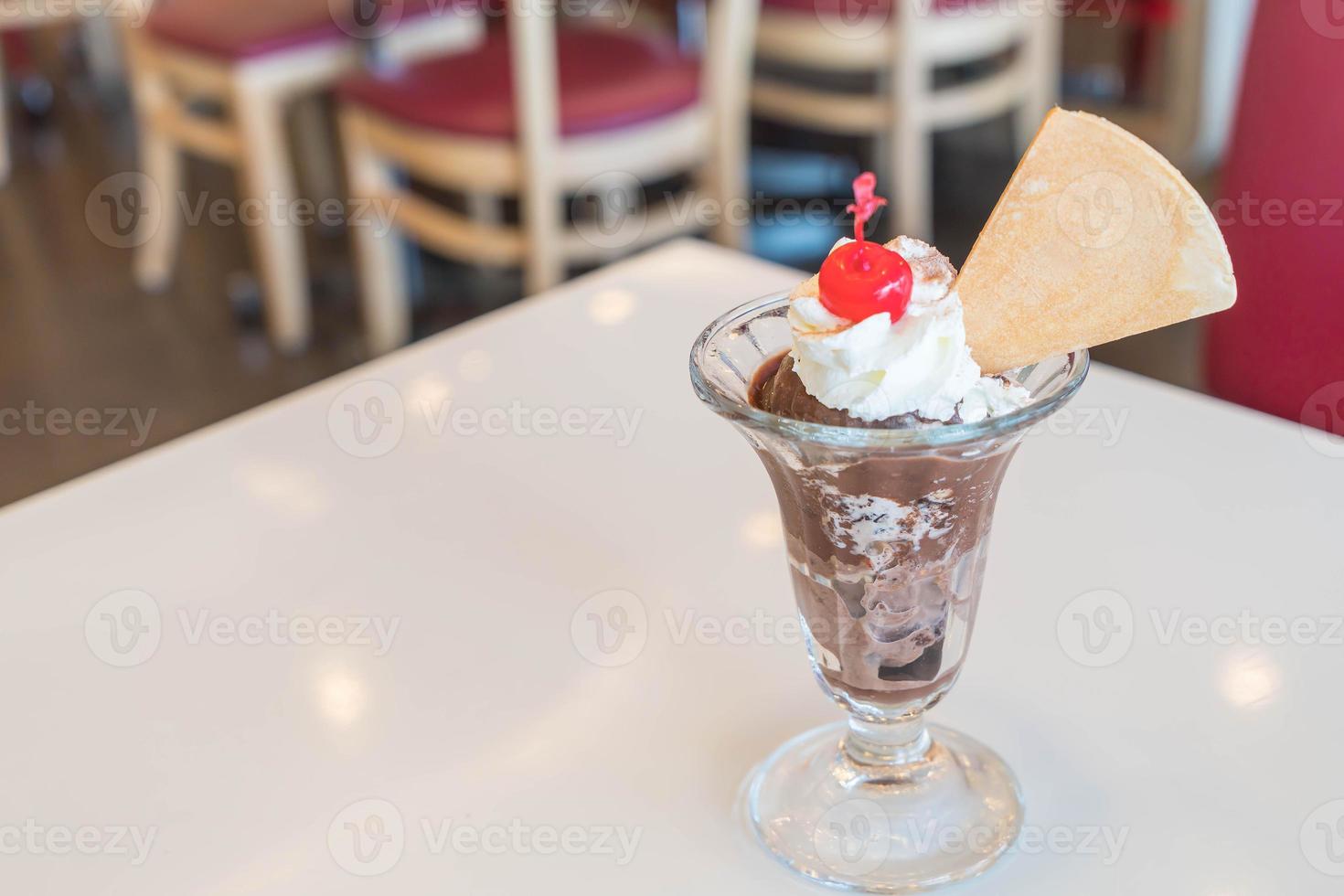 Schokoladeneisbecher im Café foto