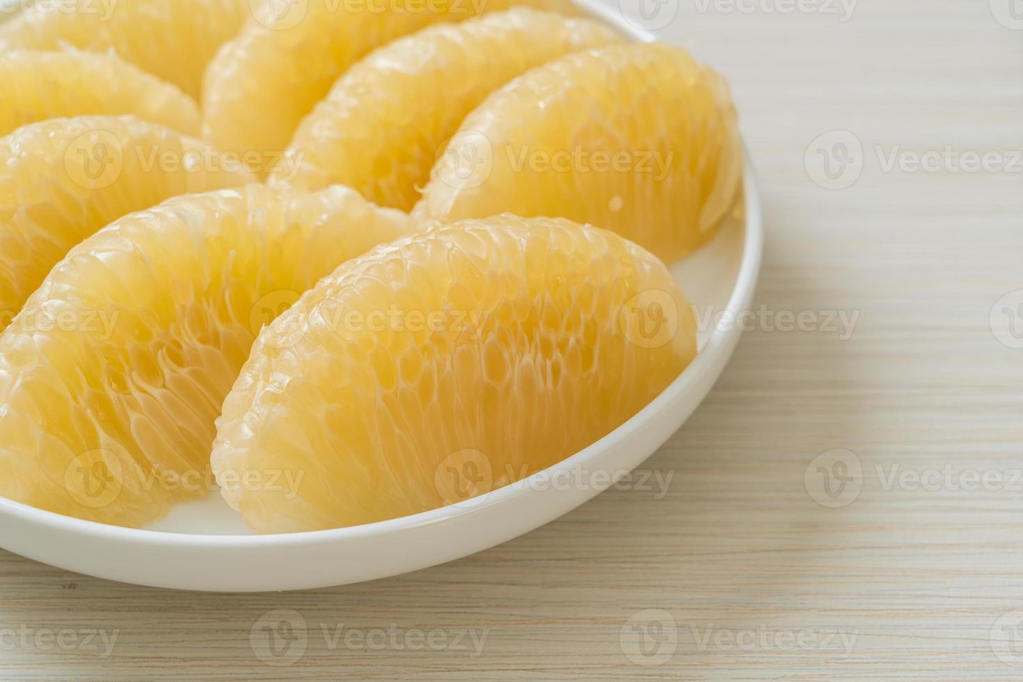 frisch geschälte Pomelo, Grapefruit oder Shaddock foto