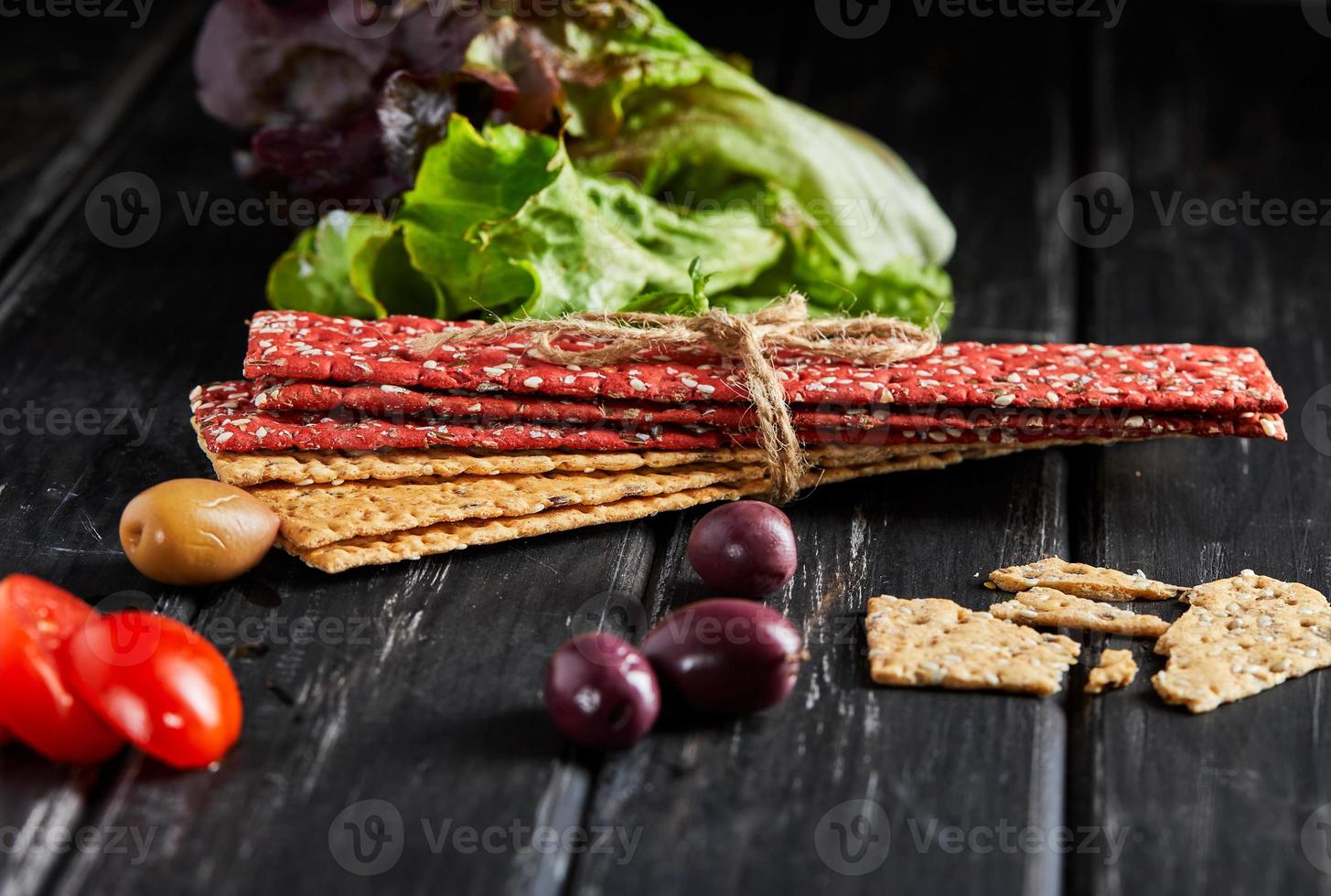Rote-Bete-Roggenmehl-Cracker mit Gemüse zur Herstellung von Snacks foto