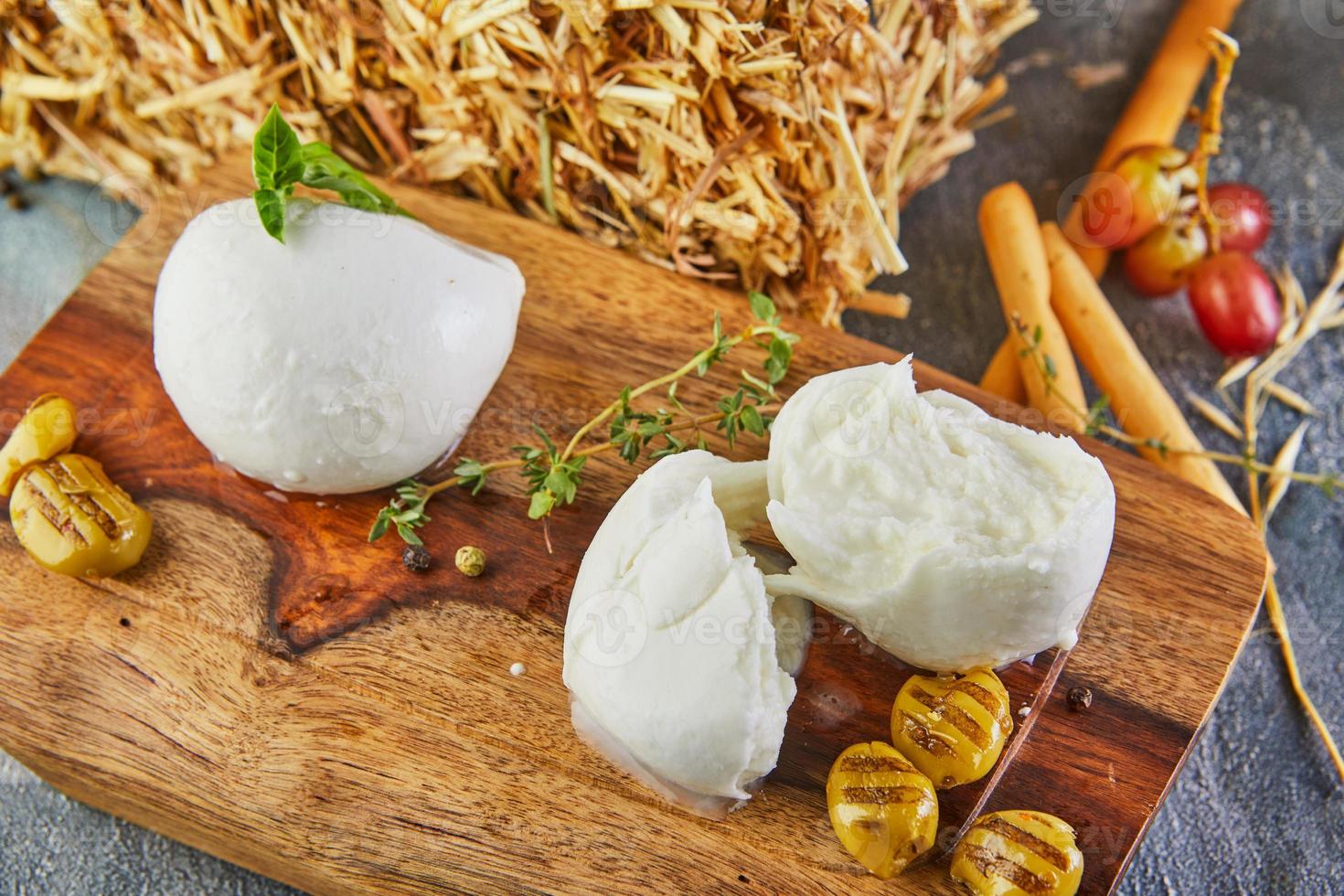 Fresca-Mozzarella mit Knoblauch und geräucherten Oliven foto