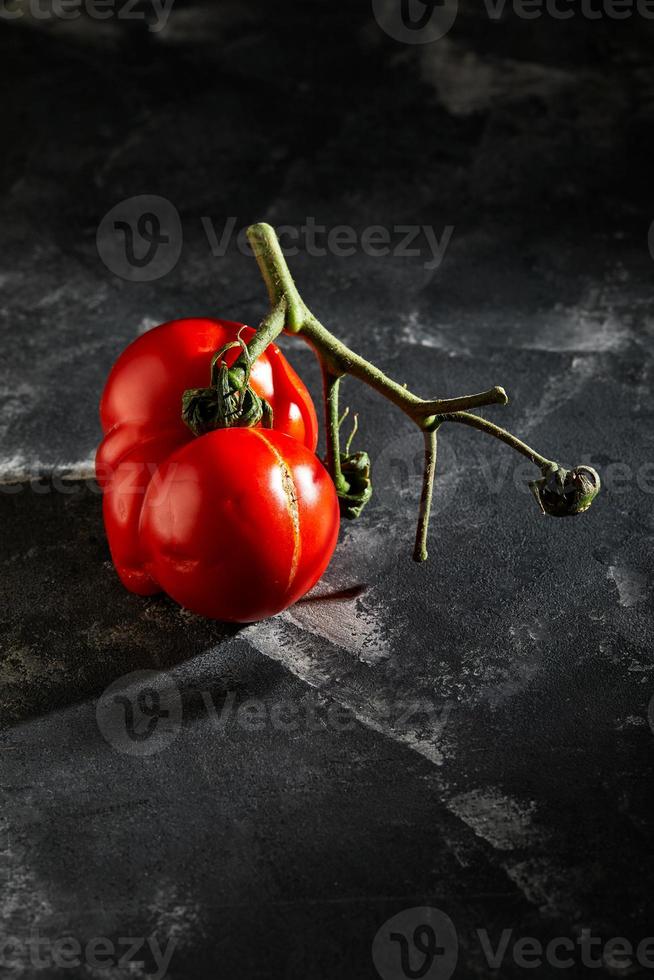 hässliches Obst oder Gemüse. stark missgebildete mutierte Tomate foto