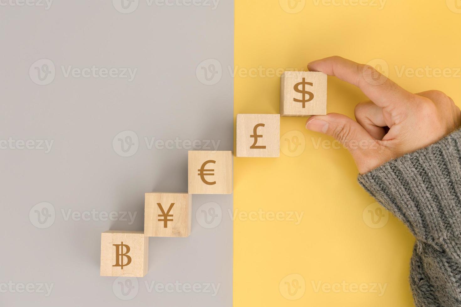 Geschäftshand wählen uns Dollarzeichen auf Holzwürfel foto