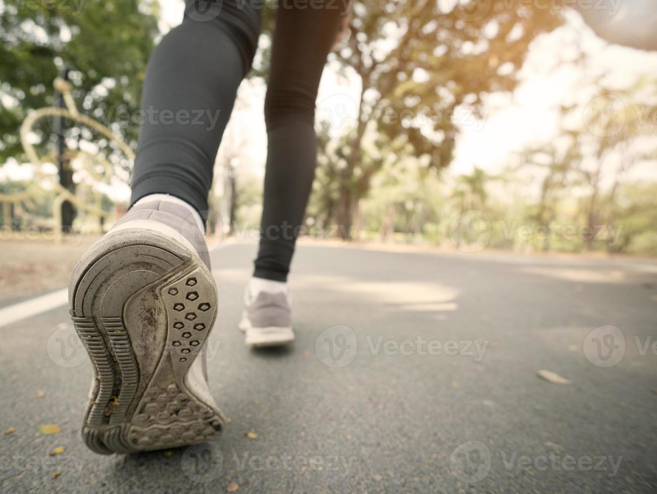 Nahaufnahme Laufschuhe und Bein des Läufers im Park foto