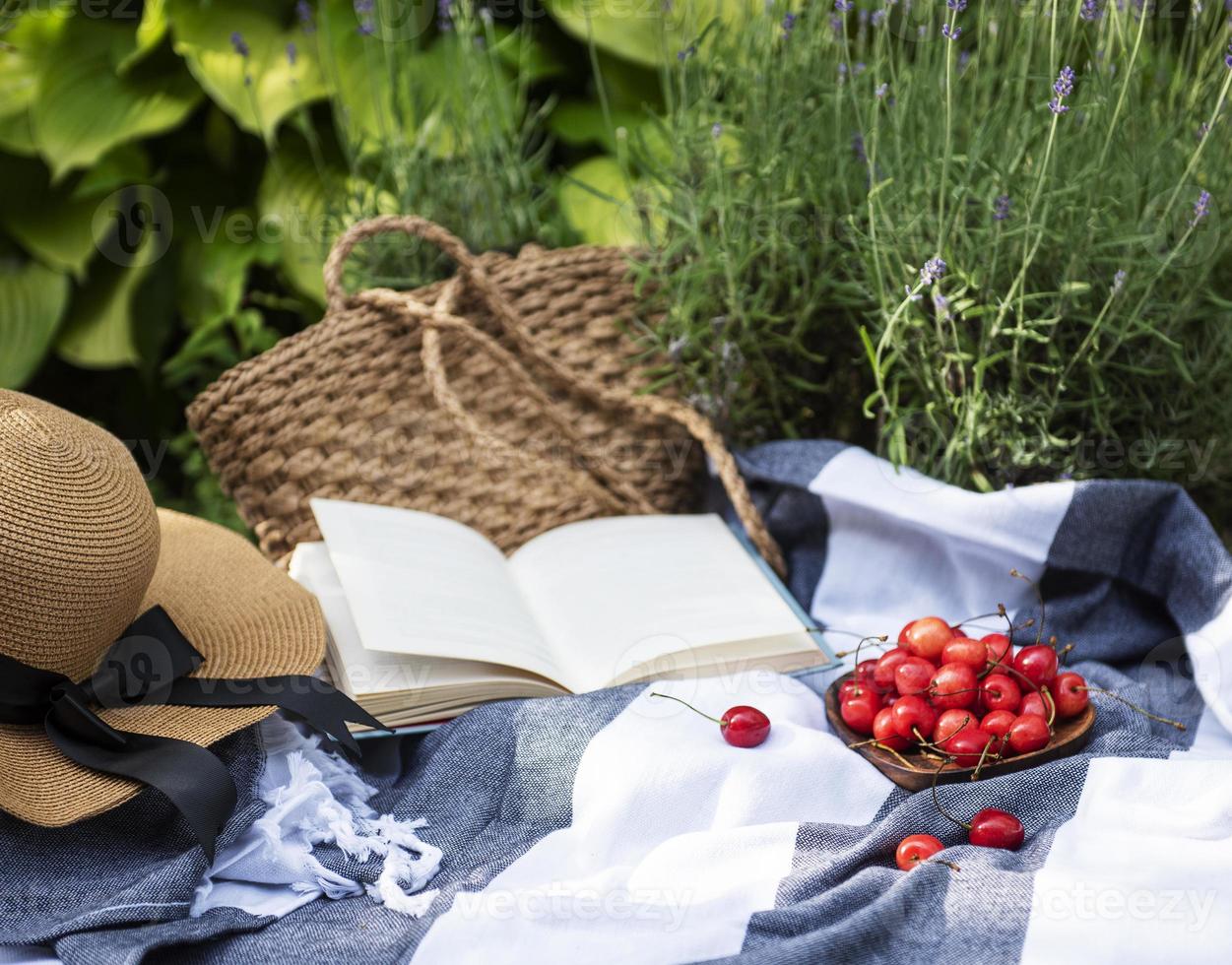 Sommerpicknick im Lavendelfeld. foto