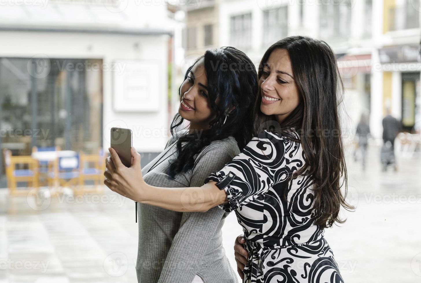 Geschäftsfrauen machen ein Selfie mit einem lächelnden Gesicht foto