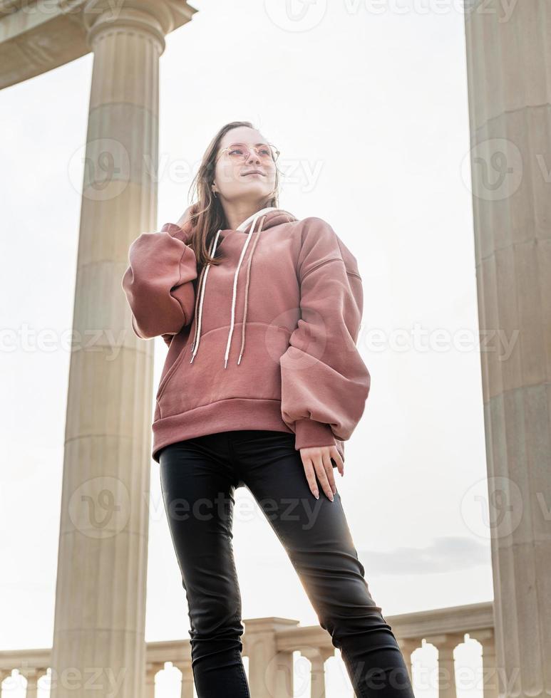 junges trendiges Teenager-Mädchen im Freien foto