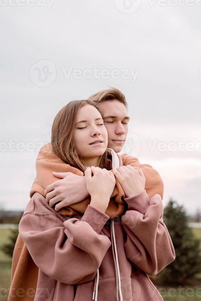 Paar umarmt sich draußen im Park foto