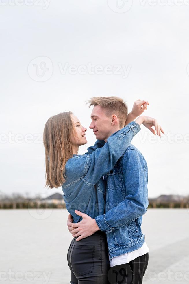 junges Liebespaar umarmt sich draußen im Park foto