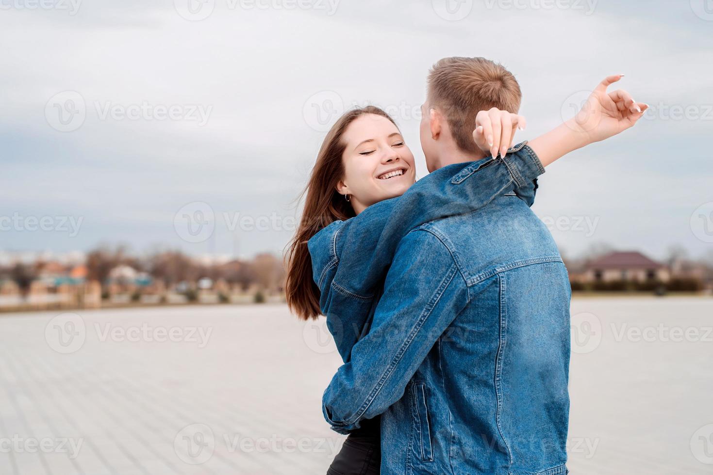 junges Liebespaar umarmt sich draußen im Park foto