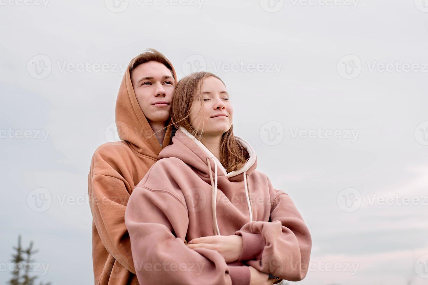 junges Liebespaar umarmt sich draußen im Park foto