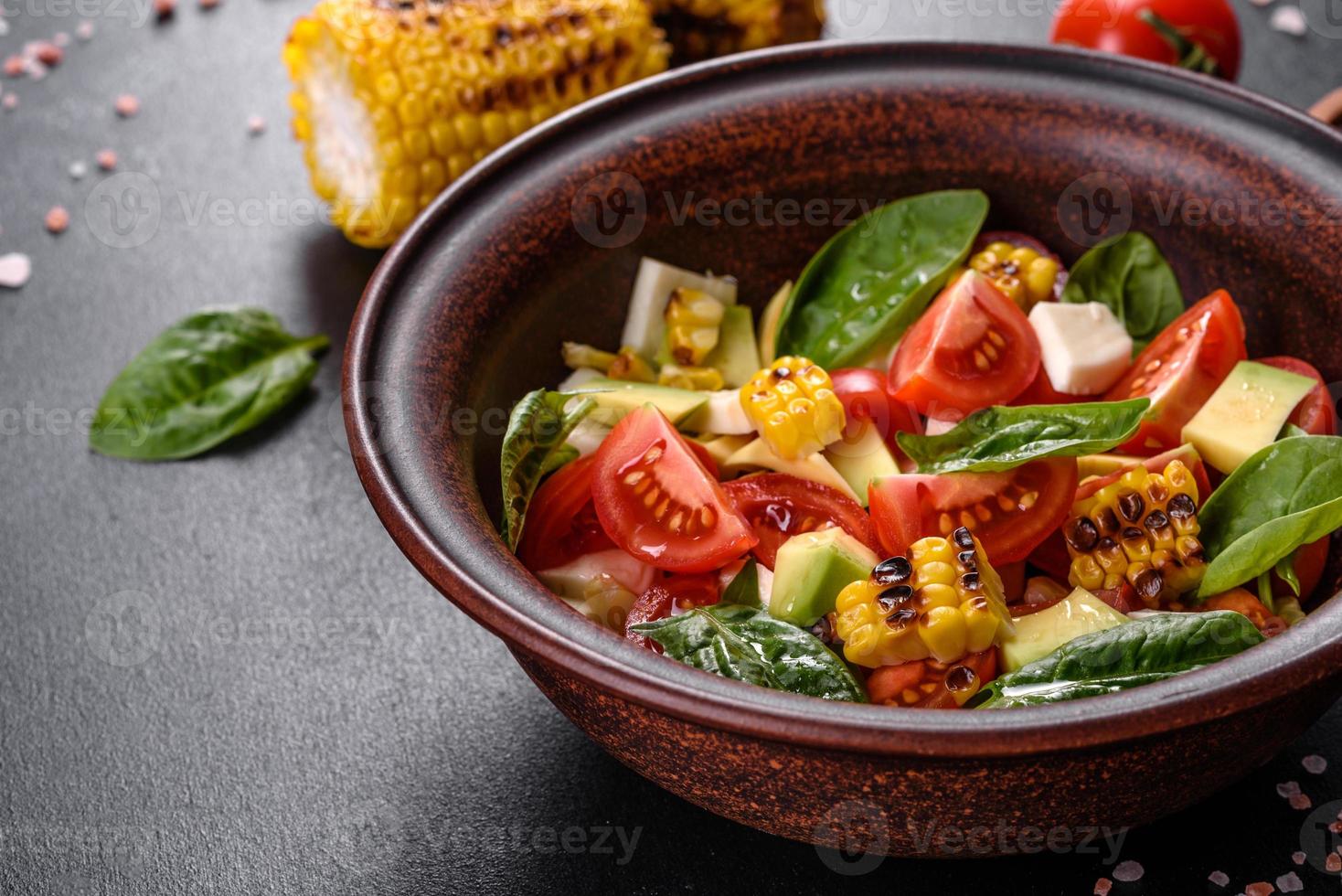 leckerer frischer Salat mit Tomaten, Avocado, Käse und gegrilltem Mais foto