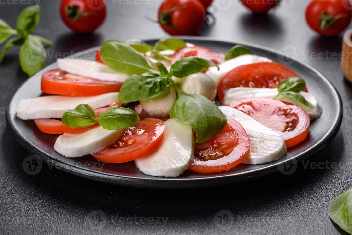 italienischer Caprese-Salat mit geschnittenen Tomaten, Mozzarella-Käse foto