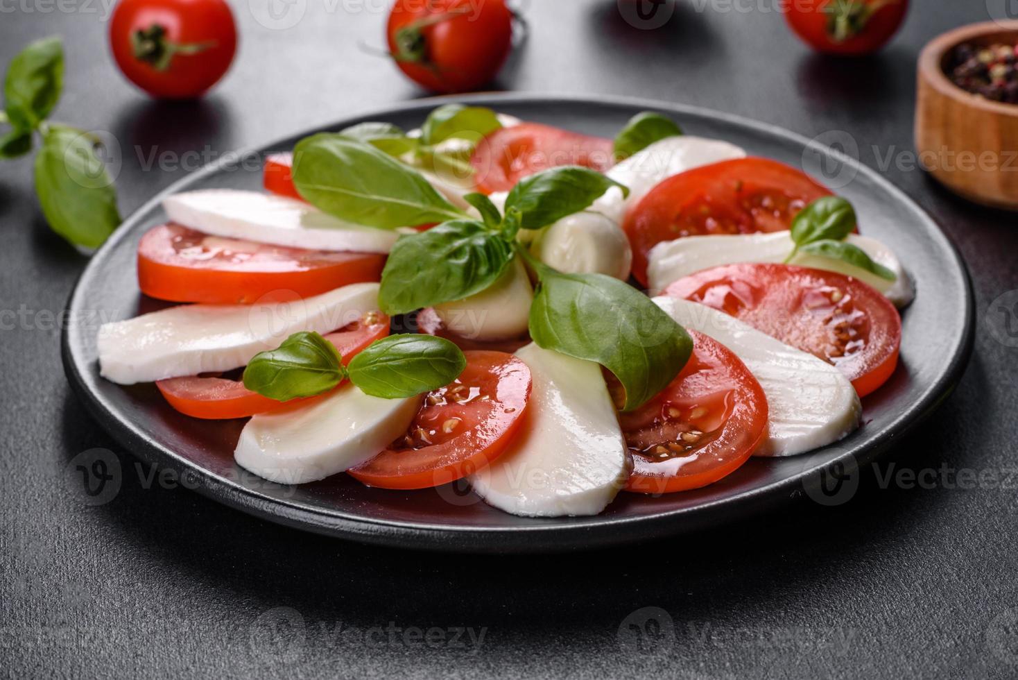 italienischer Caprese-Salat mit geschnittenen Tomaten, Mozzarella-Käse foto