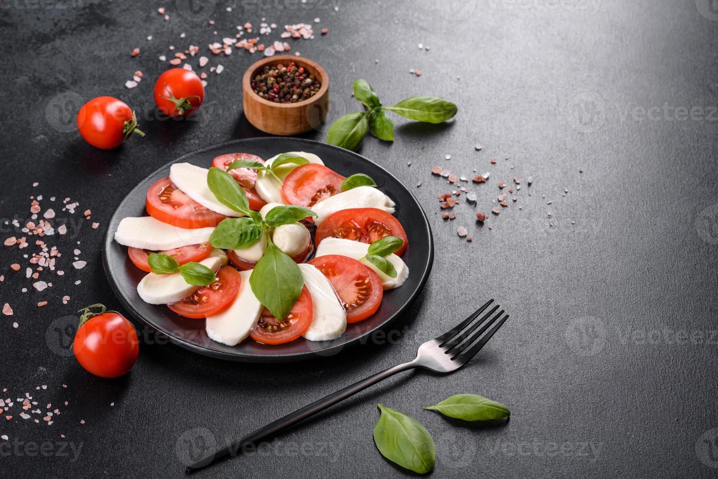 italienischer Caprese-Salat mit geschnittenen Tomaten, Mozzarella-Käse foto