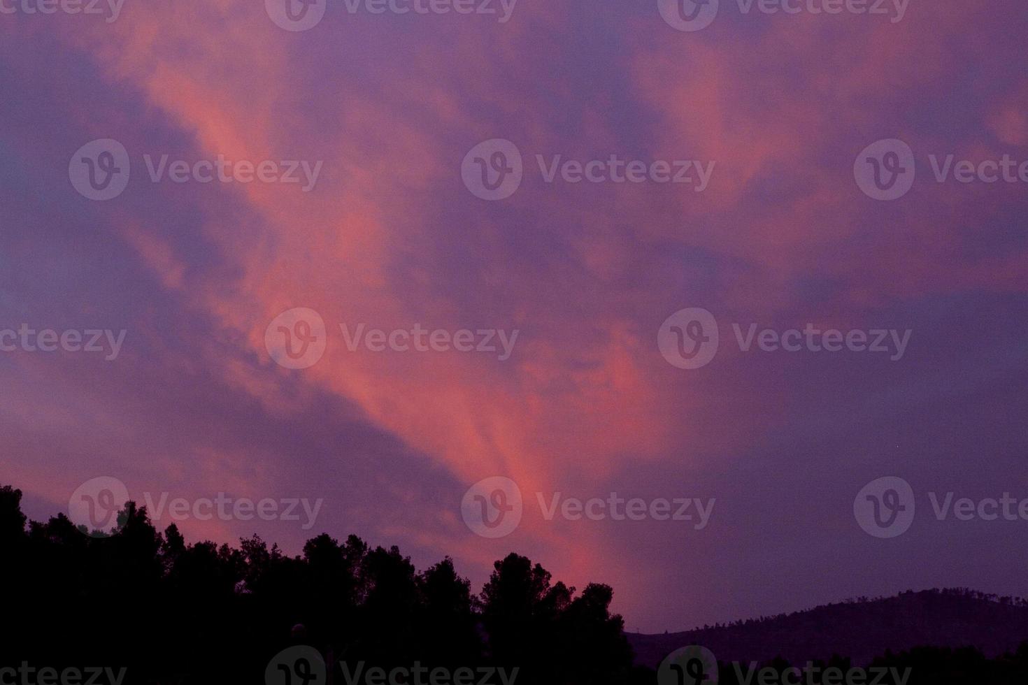 ein verrückter sonnenuntergang in israel mit blick auf das heilige land foto