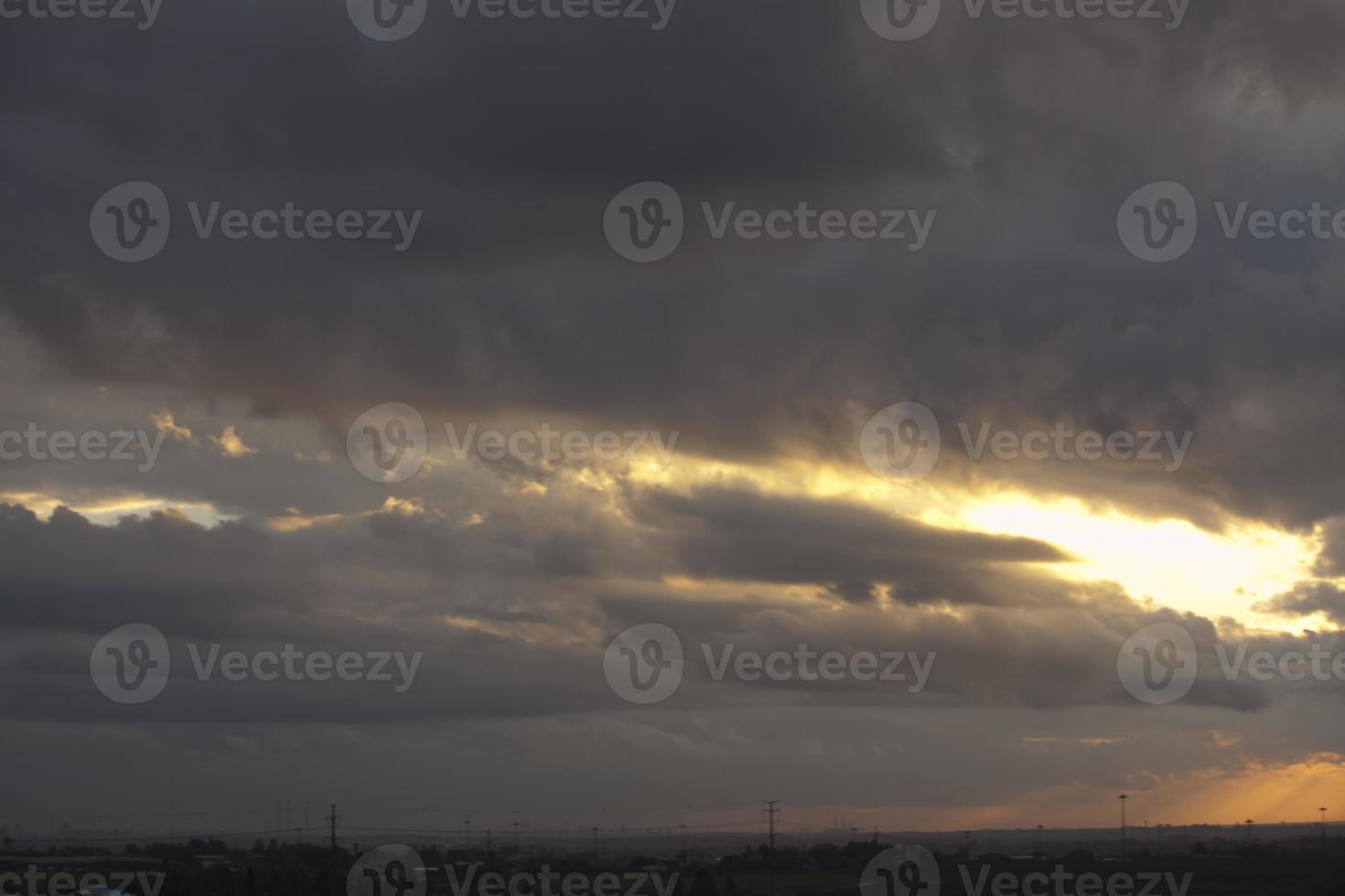 ein verrückter sonnenuntergang in israel mit blick auf das heilige land foto