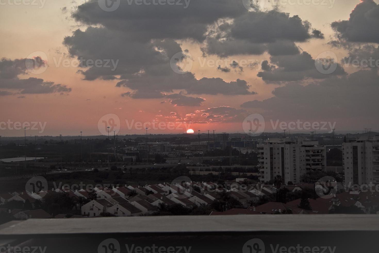 ein verrückter sonnenuntergang in israel mit blick auf das heilige land foto