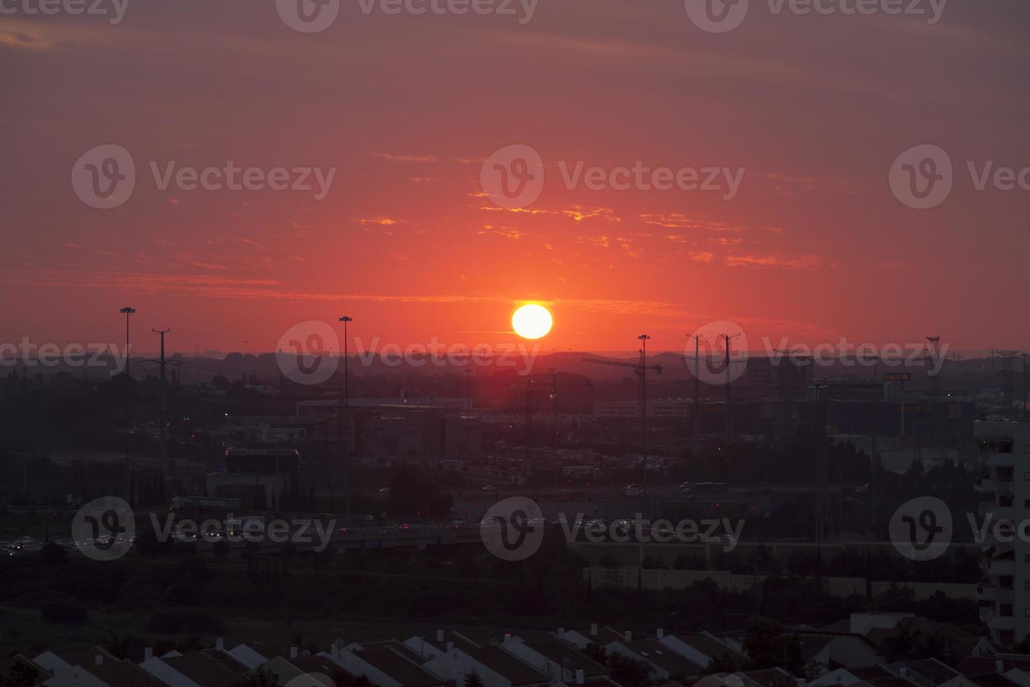 ein verrückter sonnenuntergang in israel mit blick auf das heilige land foto