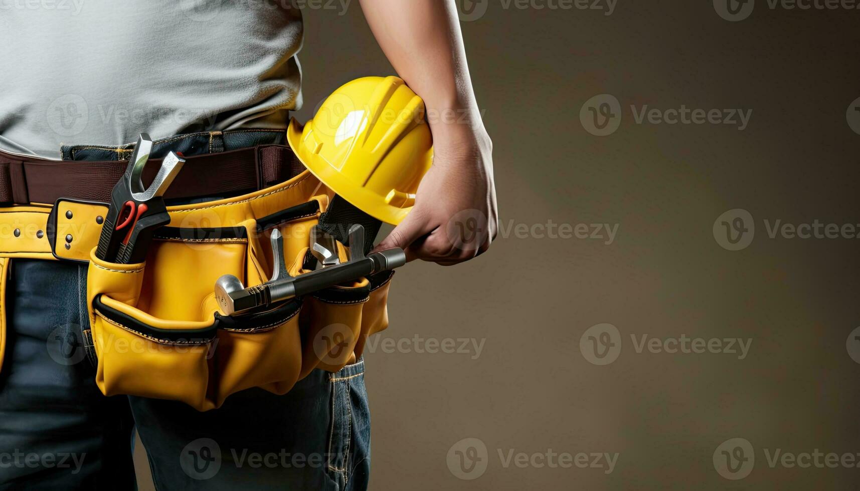 schließen oben von Konstruktion Arbeiter halten Werkzeug Gürtel und Helm auf braun Hintergrund. ai generiert. foto