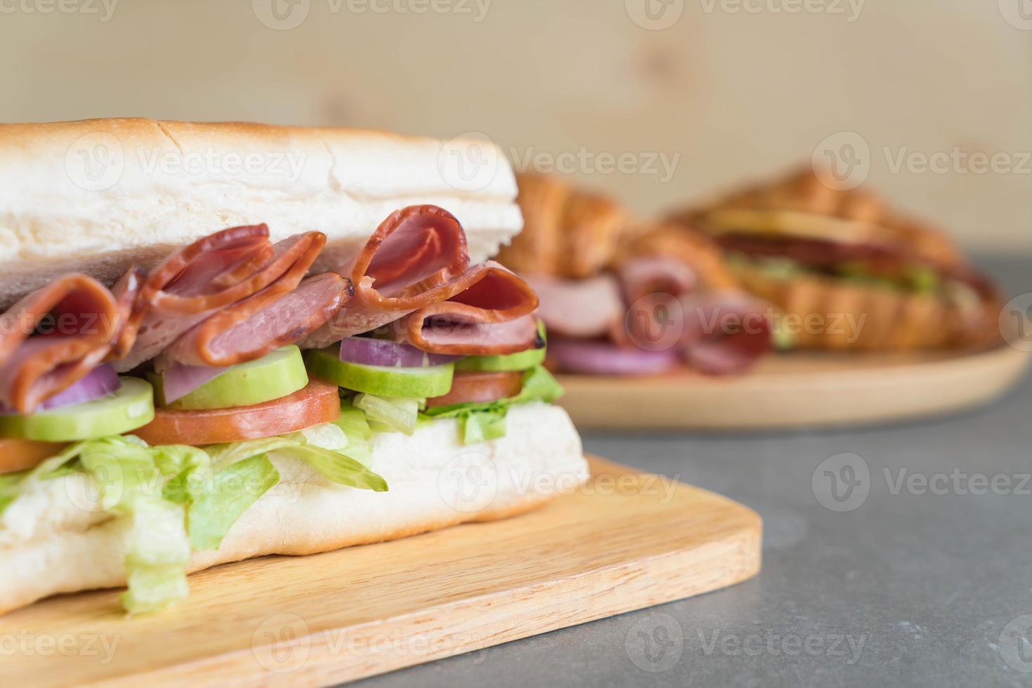 Schinken-Salat-U-Boot-Sandwich foto