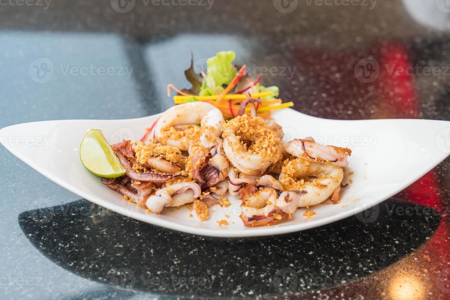 gebratener Tintenfisch mit Knoblauch foto