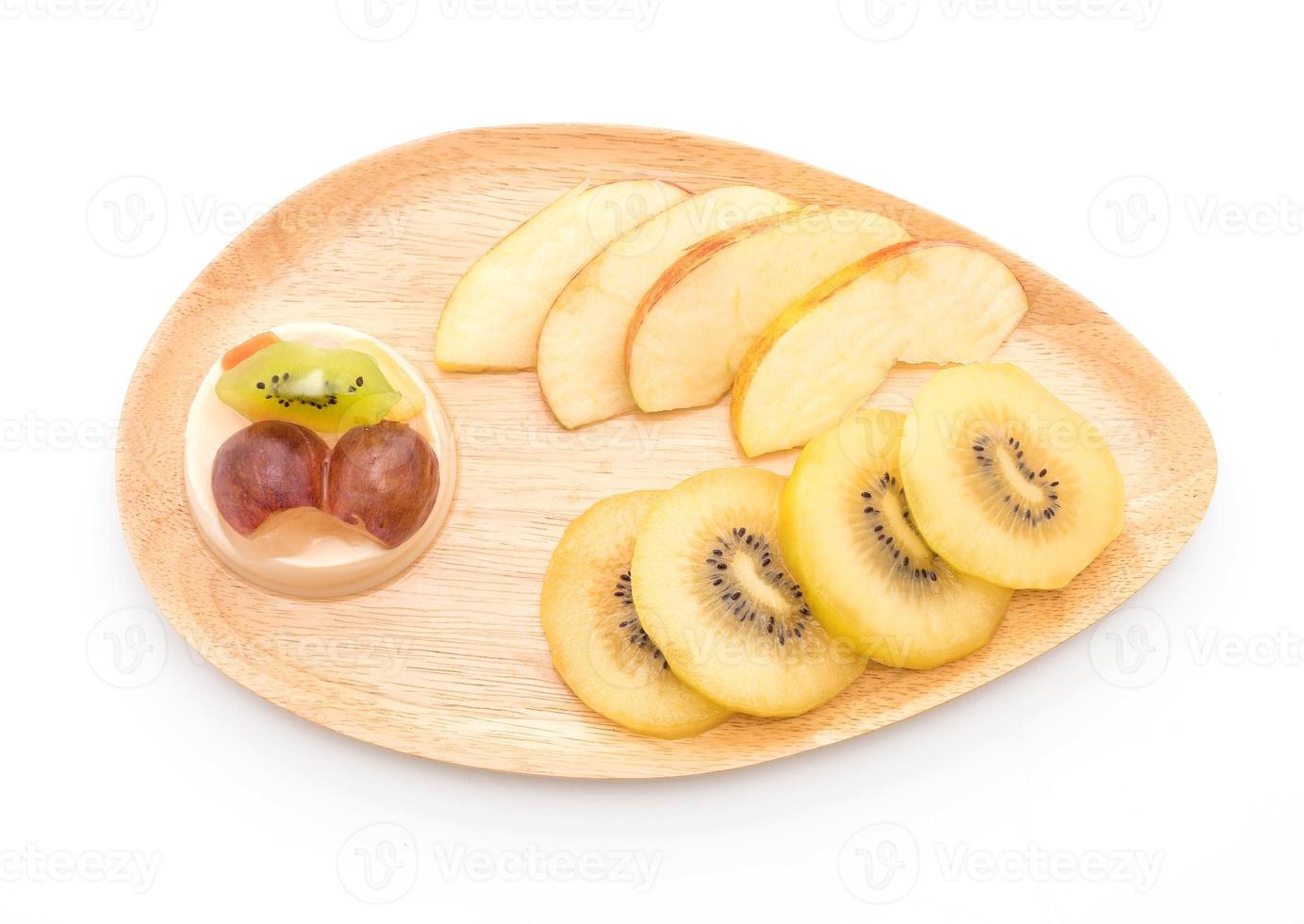 Puddingfrüchte mit Kiwi und Apfel auf weißem Hintergrund foto