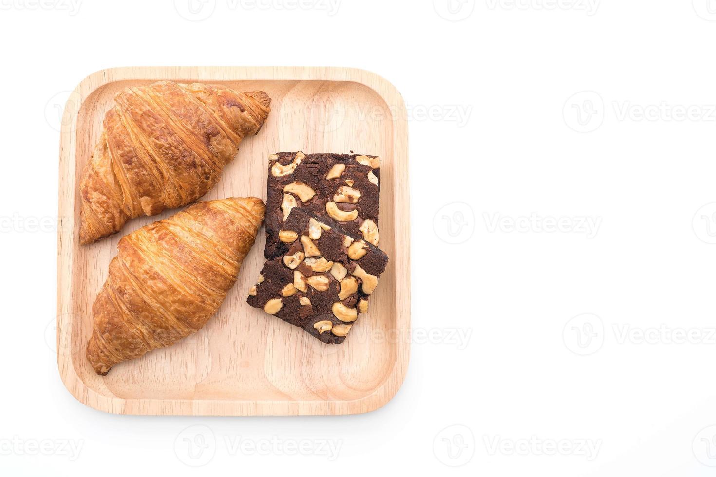 Croissant und Brownies auf weißem Hintergrund foto