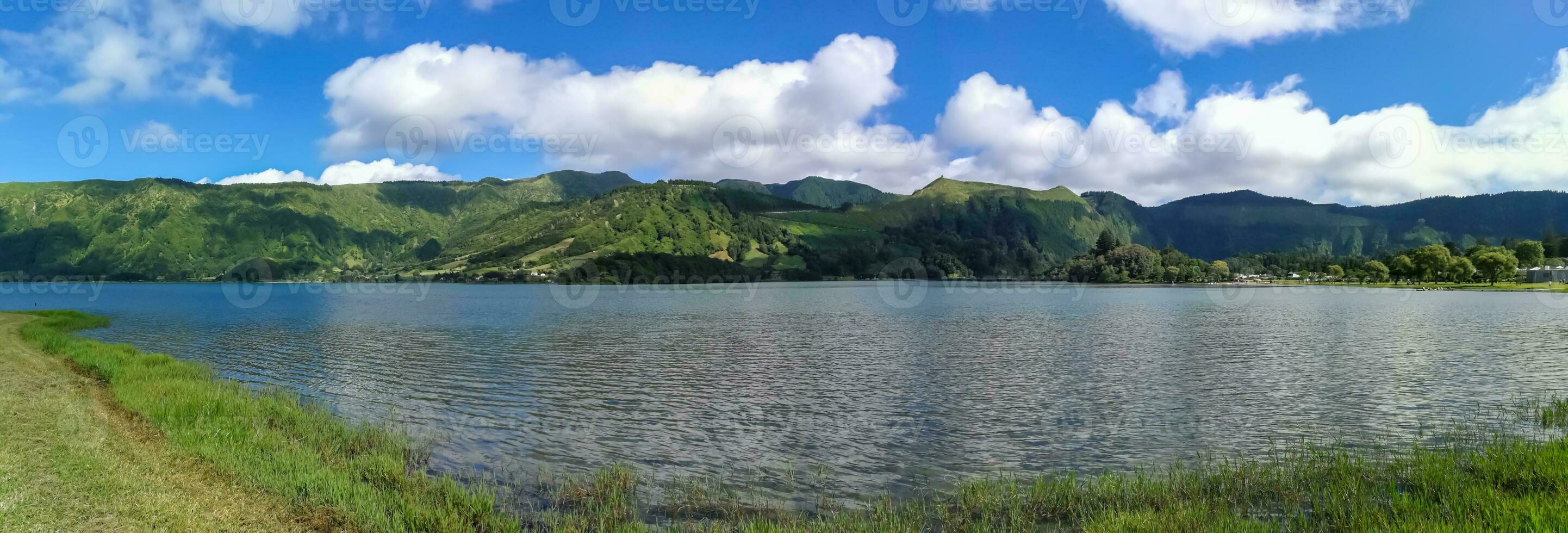 Lagoa das sete cidades ist gelegen auf das Insel von sao miguel, Azoren und ist charakterisiert durch das doppelt Färbung von es ist Gewässer, im Grün und Blau foto