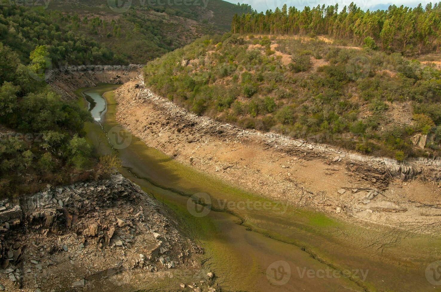 das ponsul Fluss ist ein wohlhabend von das tejo Fluss, im Portugal, und ist ein sehr groß Fluss. beim diese Zeit es ist vollständig trocken, ohne Wasser und mit es ist Bett geknackt fällig zu Klima Veränderung foto