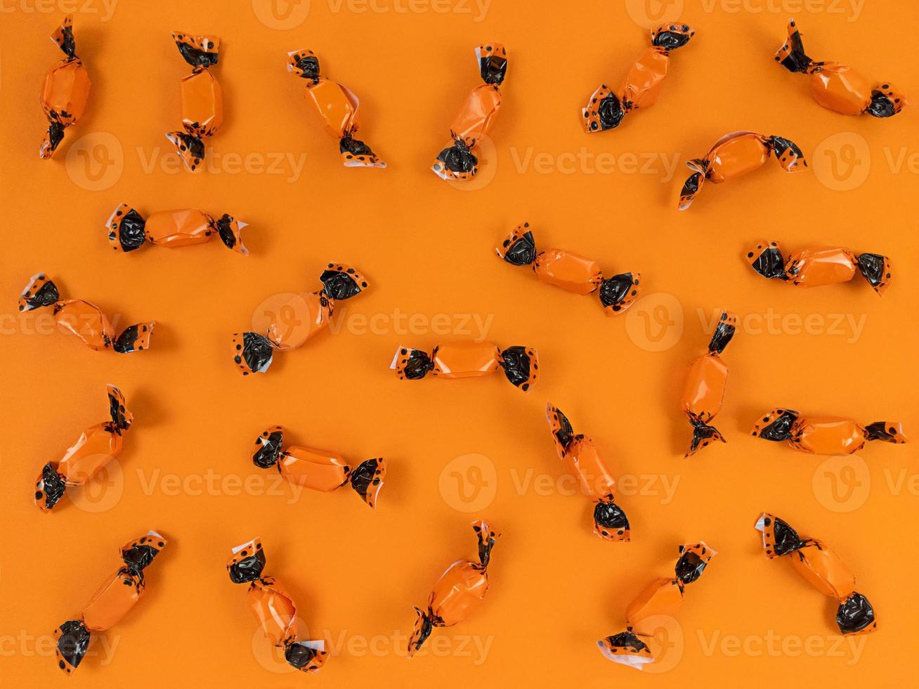 Halloween-Ferienwohnung lag aus orangefarbenen und schwarzen Bonbons. foto