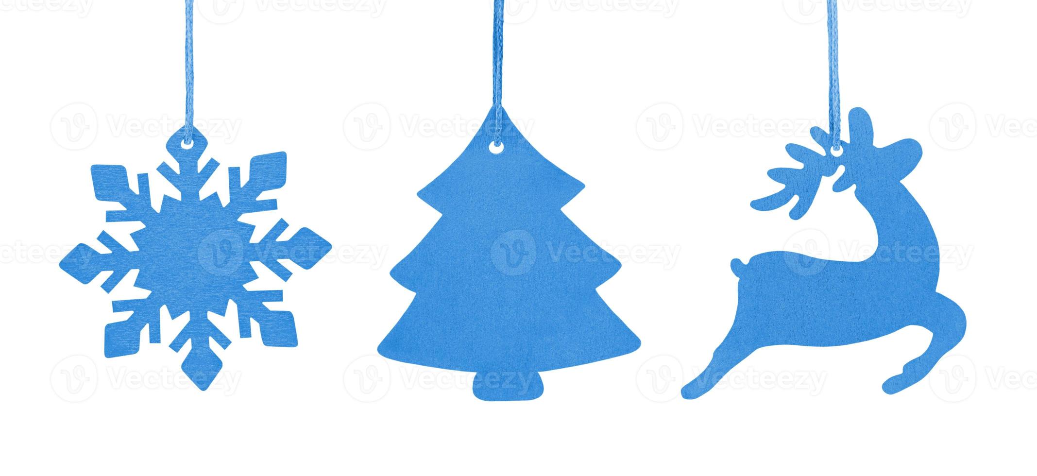 Satz blaue hölzerne Weihnachtsbaum Schneeflocke und Hirsche isoliert auf weiß foto