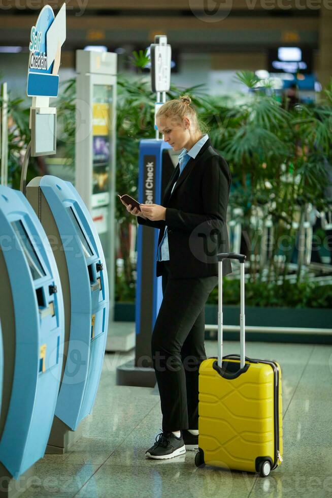 selbst Check-In beim das Flughafen foto