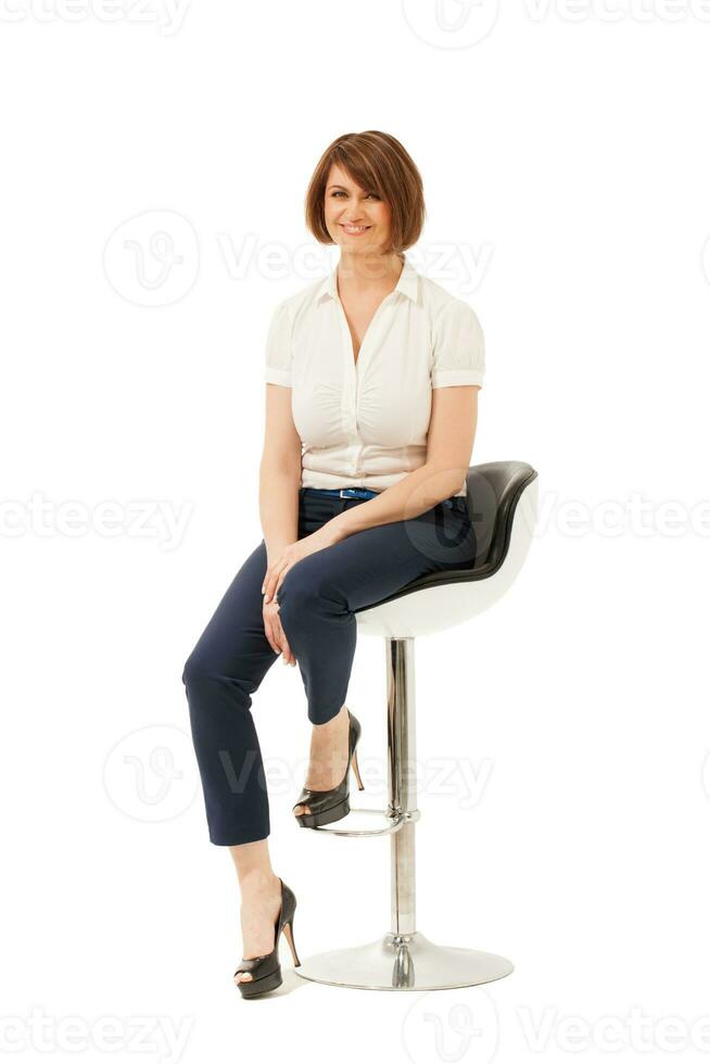 Porträt von lächelnd Geschäftsfrau auf Stuhl foto