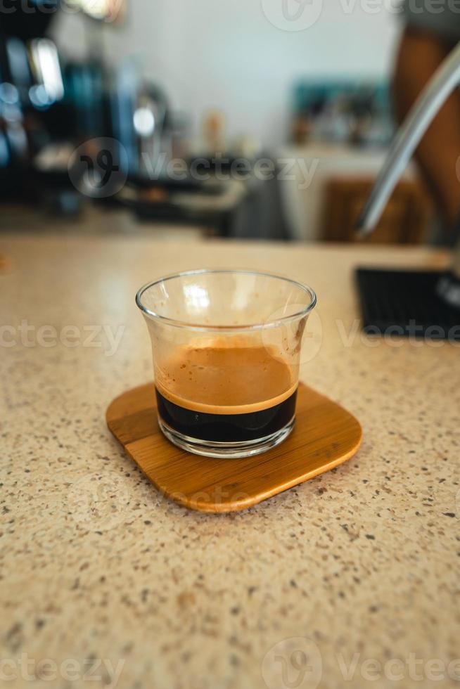 Ecfresso-Kaffee aus einer Presse in eine Tasse foto