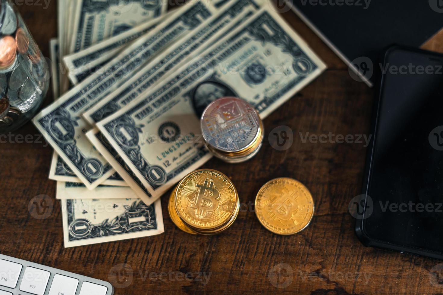 Gold-Bitcoins auf einem Holztisch platziert foto