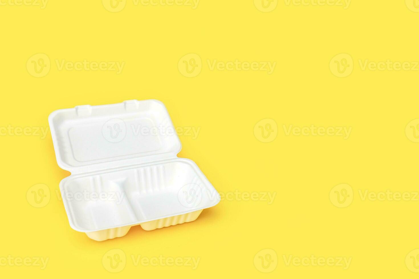 leeren öffnen Container zum Essen, Lunch-Box, recycelt auf Gelb Hintergrund mit Kopieren Raum foto