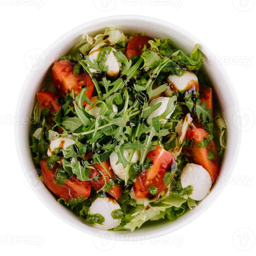 Chorizo Salat mit Kirsche Tomaten, Mozzarella und wild Rucola foto