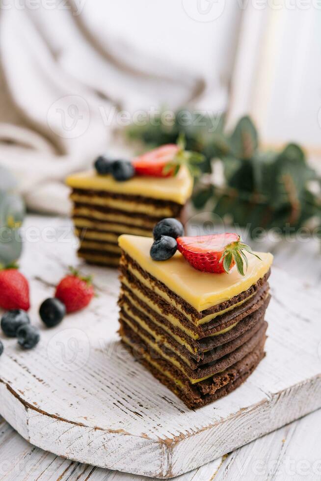 köstlich frisch Schokolade Kuchen mit Beeren auf hölzern Tabelle foto