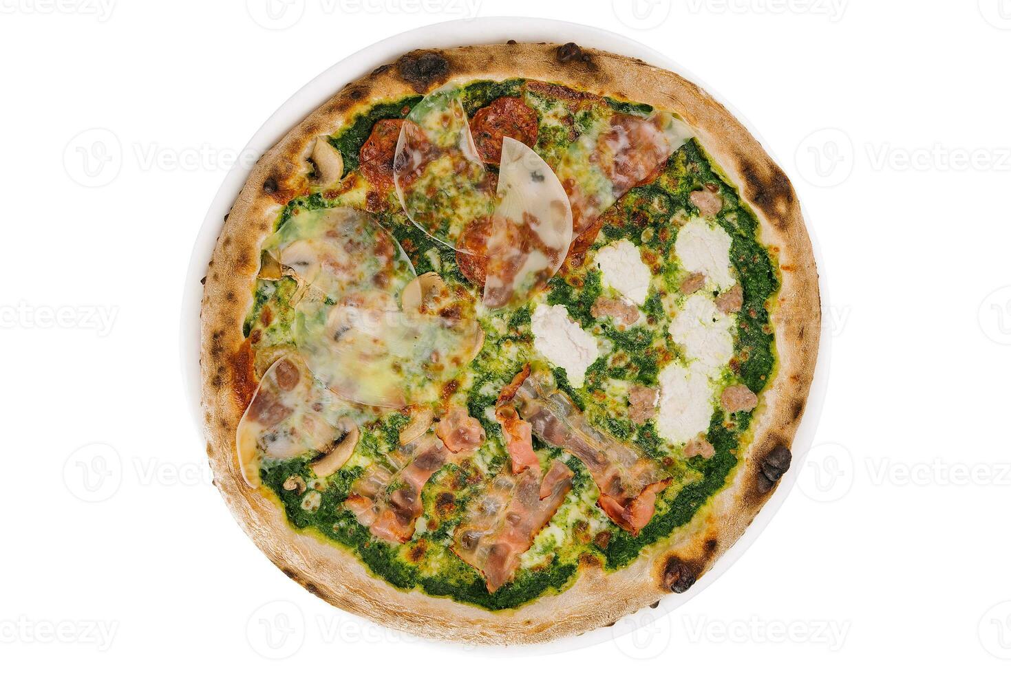 Kruste Brokkoli Base niedrig Kohlenhydrate Keto Pizza mit Salami, Avocado foto