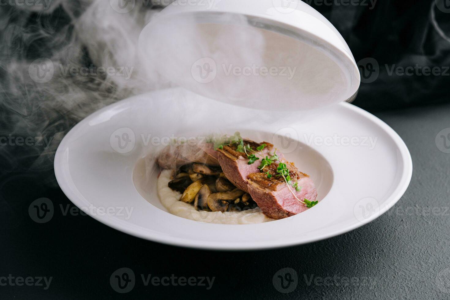 exquisit Portion Rindfleisch Medaillons mit Pilze und püriert Kartoffeln foto