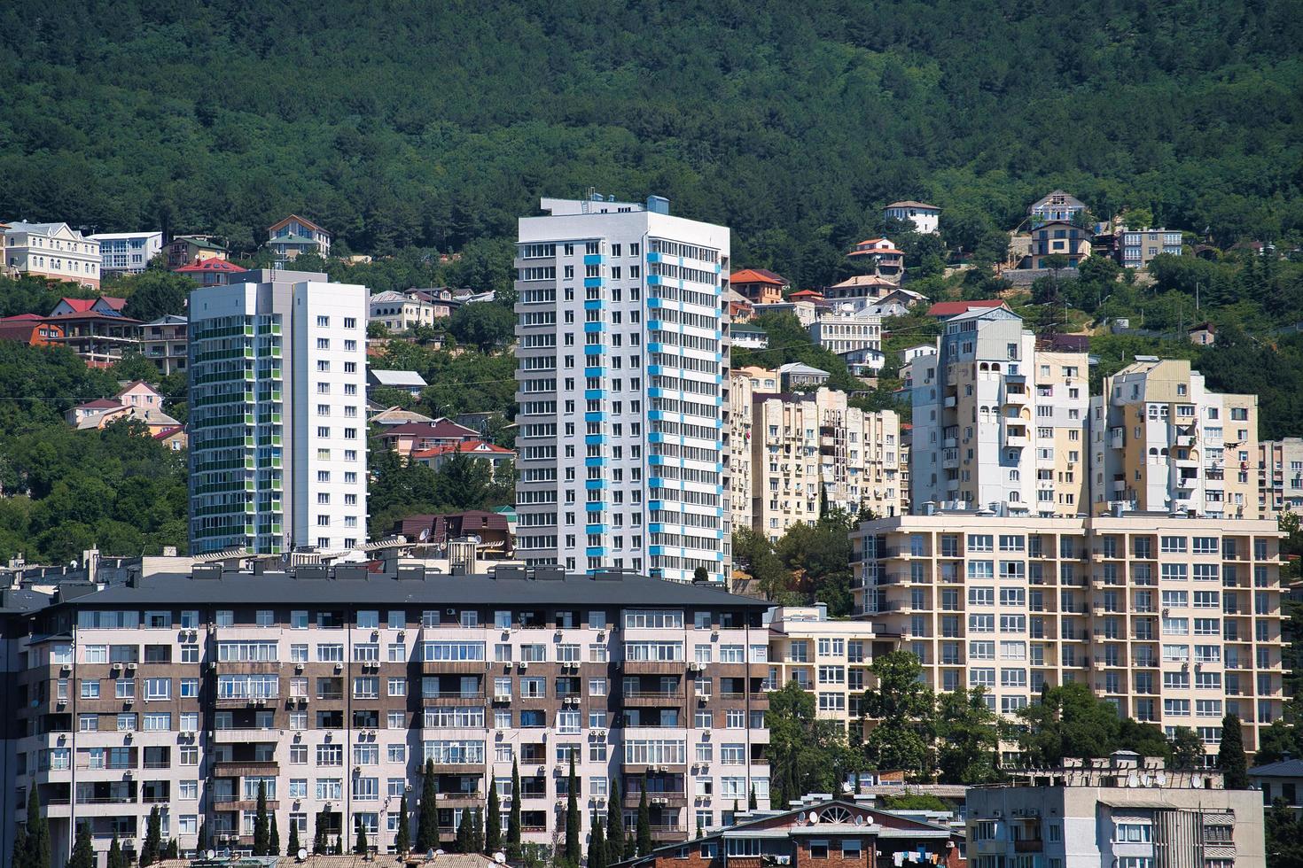 Stadtlandschaft mit Blick auf die Gebäude von Jalta foto