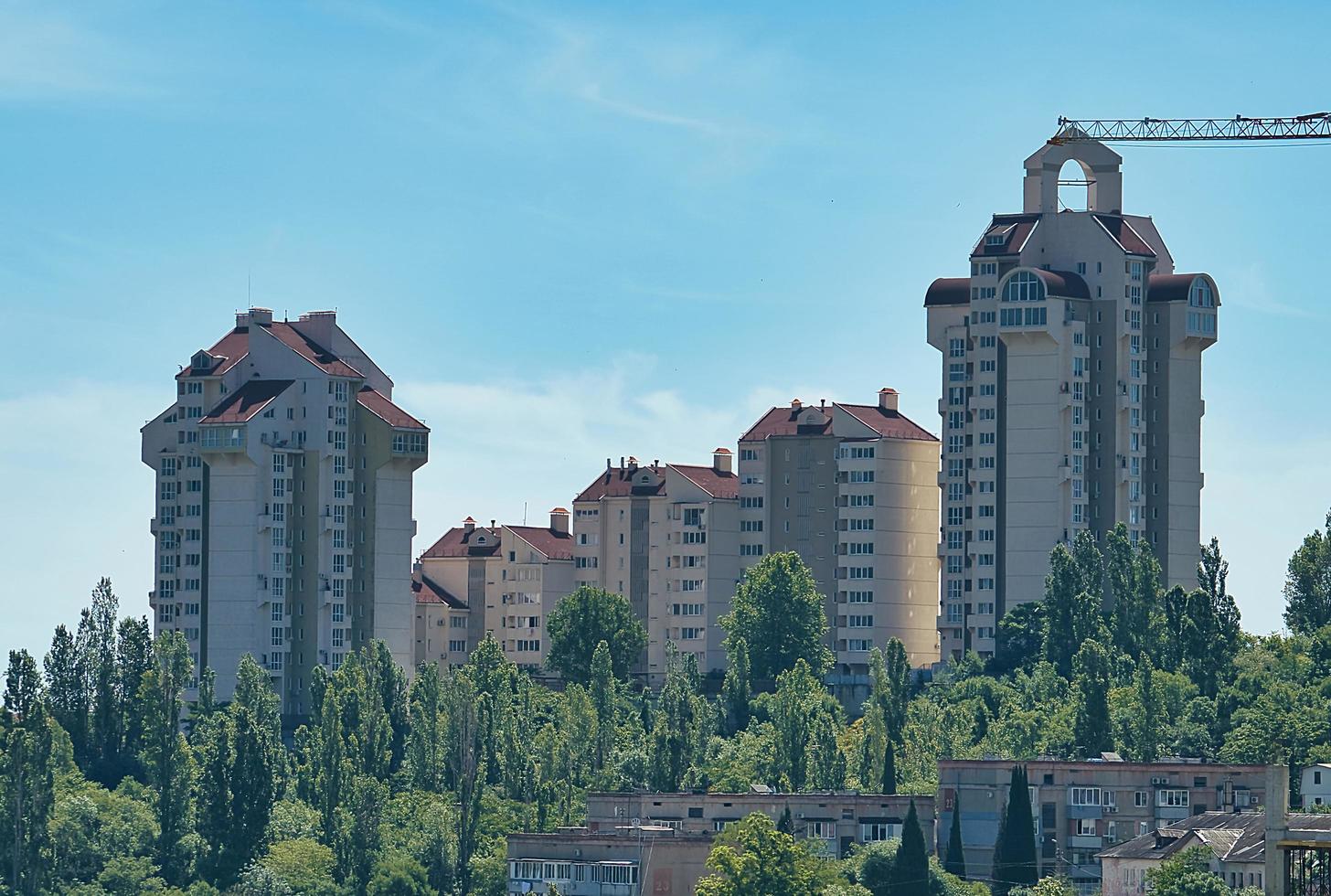 Stadtlandschaft mit Blick auf die Gebäude von Jalta foto